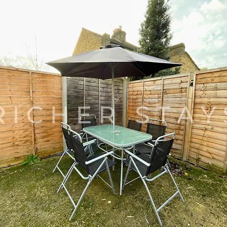 Large Home For Contractors & Families - Garden & Amenities London Exterior photo