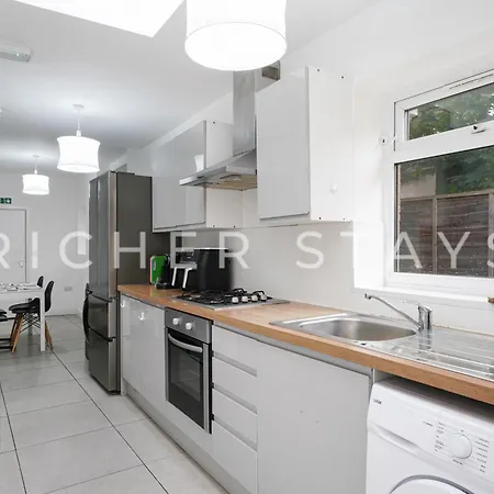 Large Home For Contractors & Families - Garden & Amenities London Exterior photo