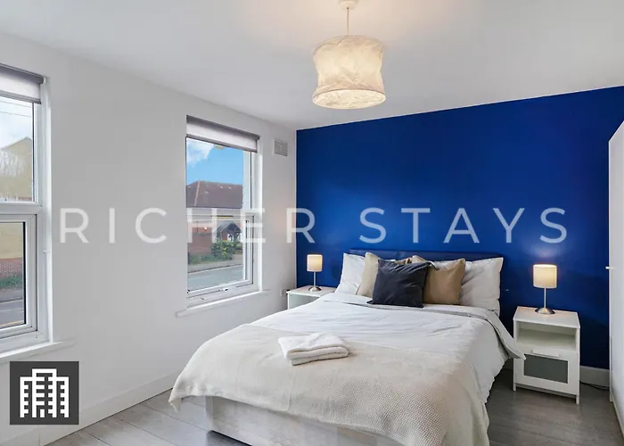 Large Home For Contractors & Families - Garden & Amenities