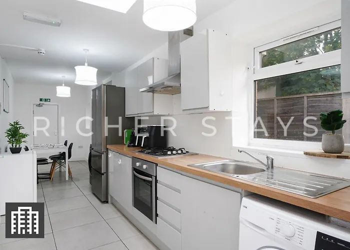 Large Home For Contractors & Families - Garden & Amenities