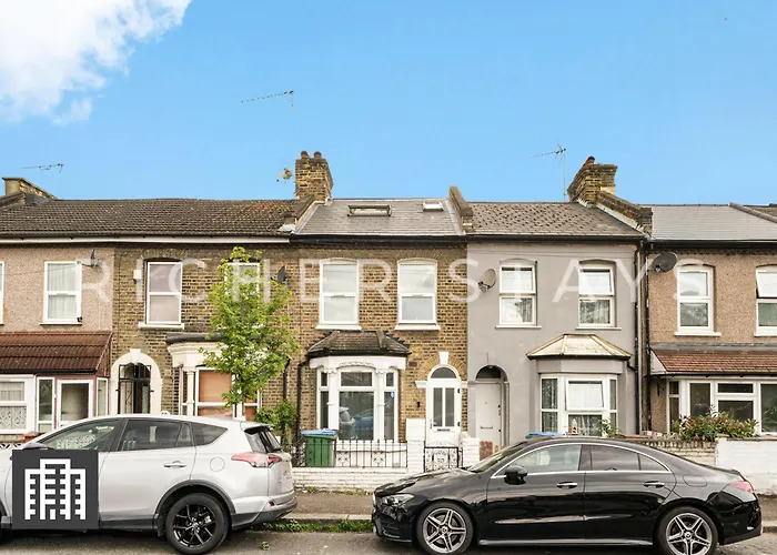 Large Home For Contractors & Families - Garden & Amenities